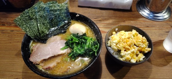 「チャーシューメン（燻製3枚）、味玉、のり、玉子まぶし」@家系ラーメン クックらの写真