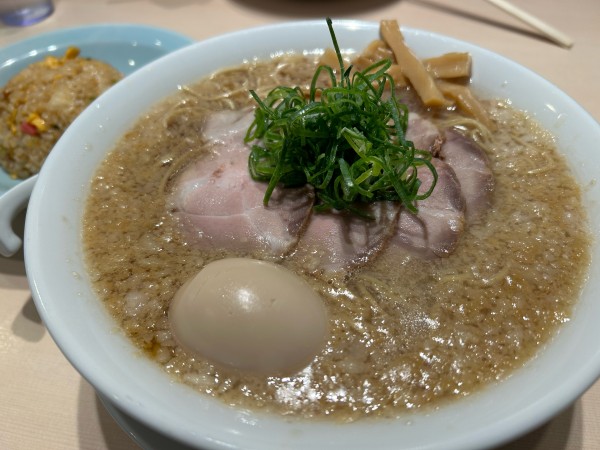 「特製背脂醤油らぁ麺1100円＋大盛150円」@らぁ麺 はやし田 入間店の写真