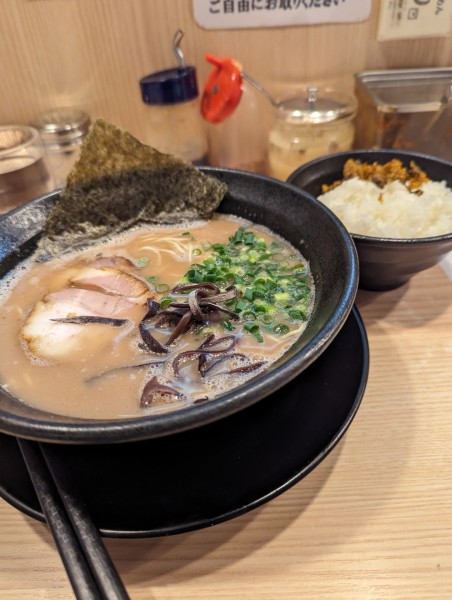 「ラーメン+サービスライス＆替玉」@九州とんこつらーめん ひらさわの写真