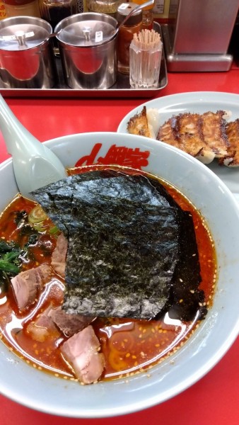 「辛味噌ラーメン+無料コロチャーシュー6個+無料餃子」@ラーメン山岡家 千葉鎌ヶ谷店の写真