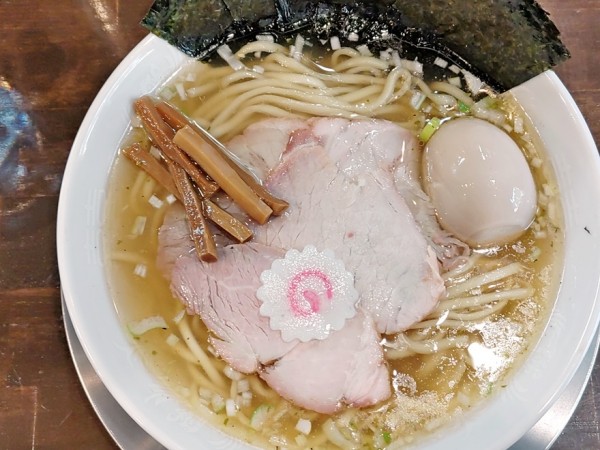 「東京塩ラーメン＋味玉＋海苔」@自家製麺 うるちの写真