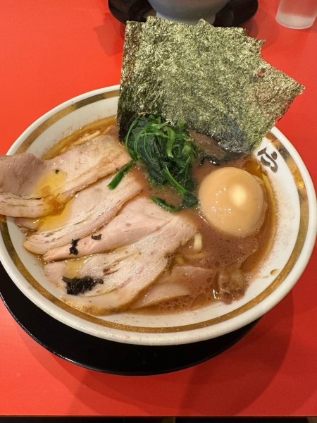 「らーめん+味たま」@家系ラーメン 裏大輝家 青物横丁店の写真
