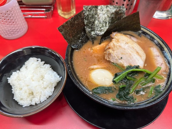 「らーめん+燻製たまご+肩ロース(茹豚)+小ライス」@IEKEI_TOKYO 王道家直系の写真