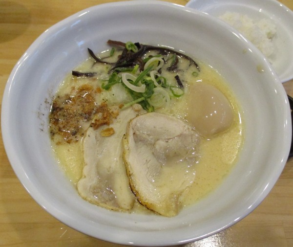 「鶏白湯塩らーめん+サービス味玉・小ライス 850円」@麺屋 松どりの写真