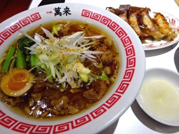 「牛筋あんかけ麺(1,330円)＋焼き餃子(5個，440円)」@萬来の写真