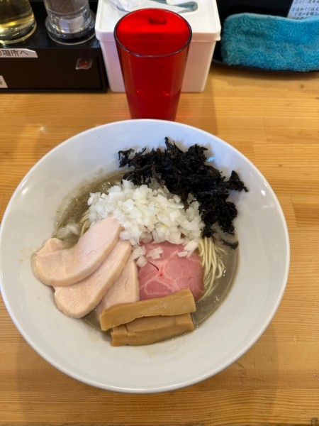 「濃厚煮干しらーめん鶏チャー玉ねぎ和え玉」@煮干らーめん 川むらの写真