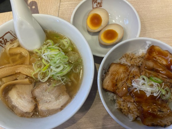 「半々セット 840円」@喜多方ラーメン坂内 新宿西口思い出横丁店の写真