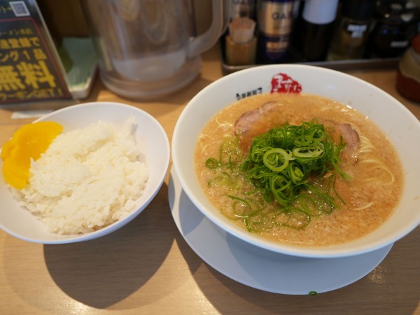 「ラーメン 並 麺硬め30秒＋脂多め＋セルフ辛いの多め＋セルフ」@京都銀閣寺 ますたにラーメン 日本橋本店の写真
