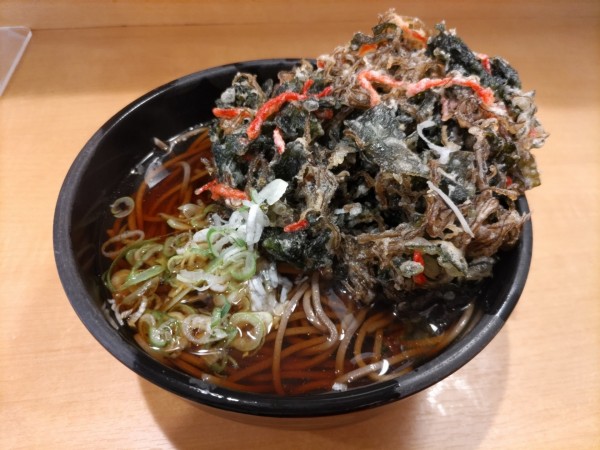 「モズクとワカメのかき揚げそば」@よもだそば 新宿西口2号店の写真