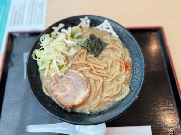「醤油とんこつラーメン(並) 890円(税込)」@六厘舎 羽田空港店の写真