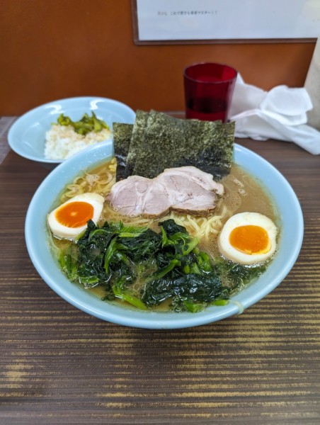 「ラ〜メン中、ほうれん草、味玉」@横浜家系らーめん 武蔵家 川口店の写真