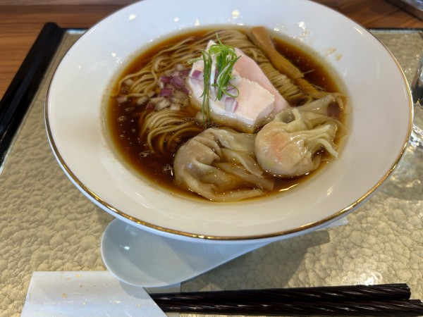 「ワンタン入り醤油らーめん1100円」@彩とりの写真