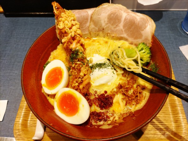 「[限定]海老白湯そば(大盛)·チャーシュー2枚·出汁玉子」@麺巧 潮の写真