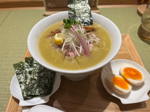 「濃厚牡蠣らぁ麺」@らぁ麺 牡蠣と貝の写真