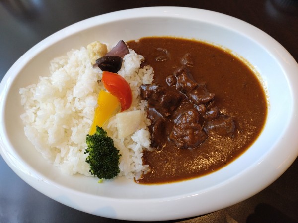 「黒毛和牛と彩り野菜入りカレー　２６００円」@The Lobby Loungeの写真