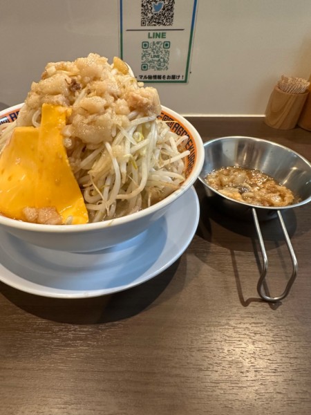 「ラーメン全マシお腹空いてますチーズ」@顎で喰らえ ラウンドワン草加店の写真