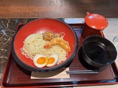 「年越しざる中華 中盛り890円+煮卵120円+海老天160円」@一酵やの写真