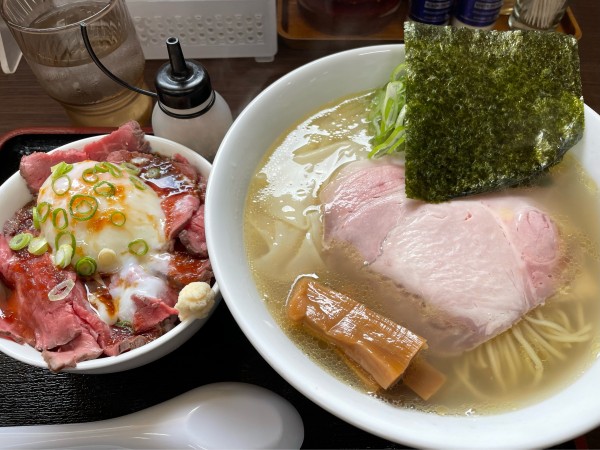 「塩わんたん麺」@自家製麺らぁ麺はちの写真