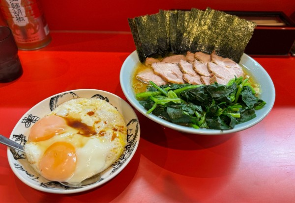 「中盛チャーシュー麺、海苔、ほうれん草、目玉焼丼」@横浜家系ラーメン 黄金家 鴨居店の写真