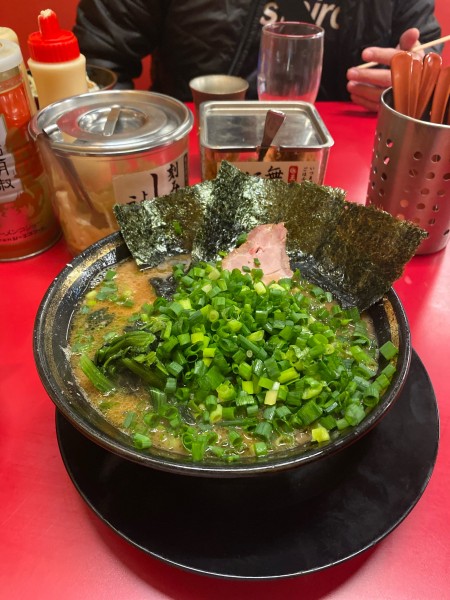 「ラーメン並　万能ネギ　半チャーシュー」@柏 王道家の写真
