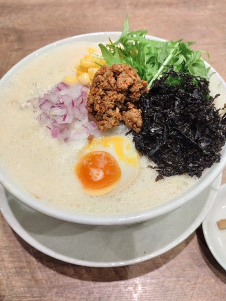 「冬季限定　濃厚味噌白湯＋炙りチーズ追い飯」@鶏そば みなもの写真