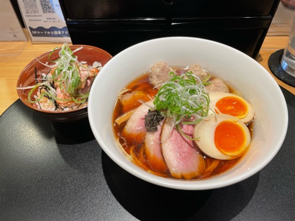 「鴨中華そば(醤油) + 特製トッピング + お得なランチごはん」@鴨中華そば 楓の写真