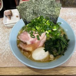 特製ラーメン、ビール（中瓶）