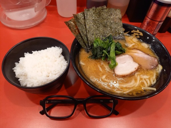 「ラーメン(かため)ライス」@ラーメン家 がんくろの写真
