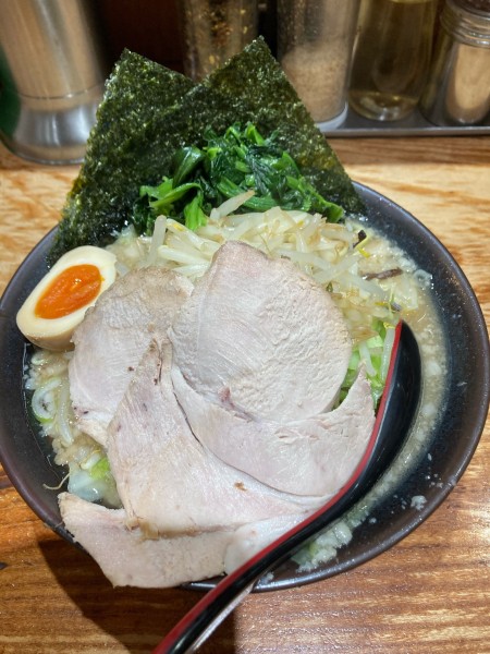 「ニンニク背脂ラーメン　¥980」@Neo家系らーめん實家 本厚木店の写真
