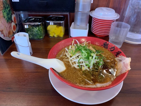 「京都漆黒醤油ラーメン 麺固め　背脂多め」@ラーメン魁力屋 港北インター店の写真