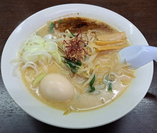 「味噌とんこつ黒マ~ら~めん900円」@麺屋結うの写真