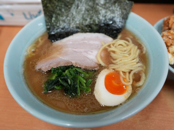 「ラーメン 並 麺硬め＋味濃いめ＋油多め＋サービスライス＋サー」@横浜らーめん 武蔵家 綾瀬店の写真