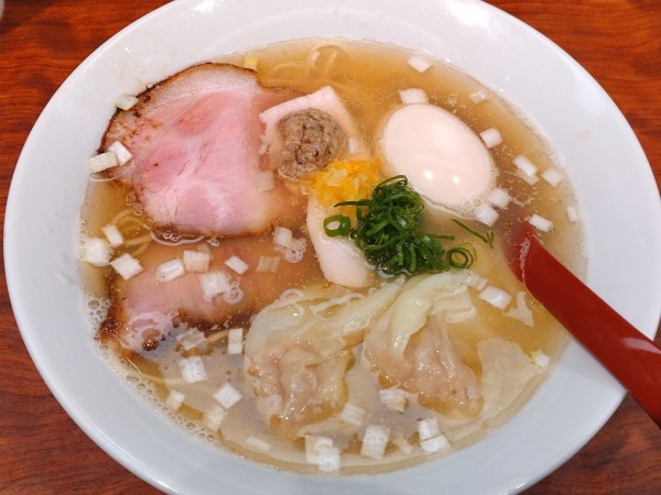 「特製塩そば（煮玉子、海老ワンタン2個）」@三馬路 東京店の写真