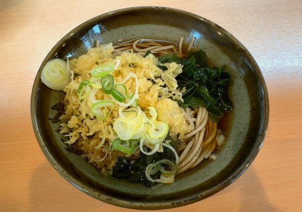 「わかめそば(400円)+単品たぬき(50円)」@鈴しげの写真