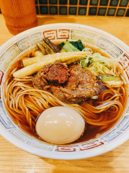 「和牛すじの年越しそば 味玉付」@ほっこり中華そば もつけの写真