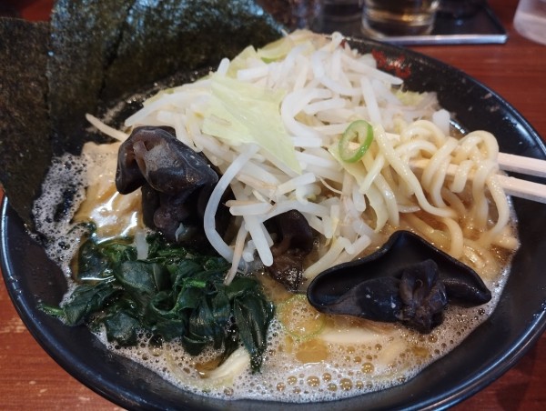 「らーめん(かため)(830)+オプション野菜(100)」@横浜らーめん 壱八家 ゆめが丘店の写真