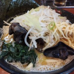 らーめん(かため)(830)+オプション野菜(100)