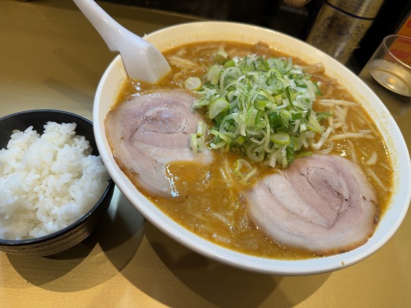 「ごっつカレーラーメン（中盛）＋半ライス」@超ごってり麺 ごっつ 津田沼店の写真
