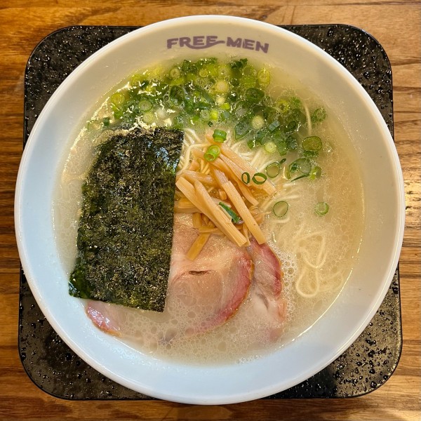 「とんこつラーメン（720円）」@FREE-MENの写真