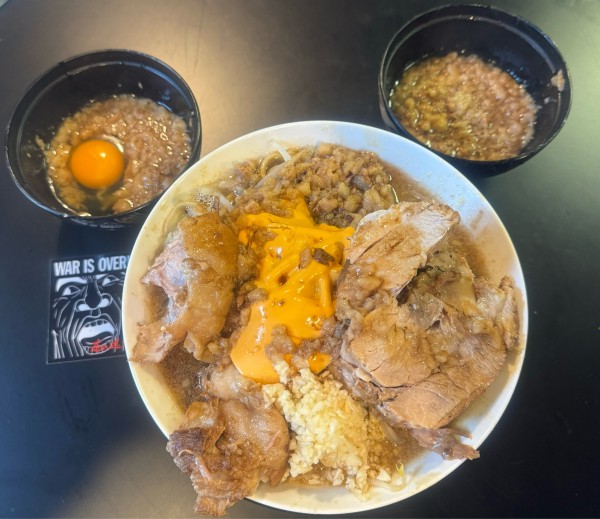 「ラーメン➕アブラヒモビッチ➕スライスチーズ➕アブタマ」@道の途中の写真