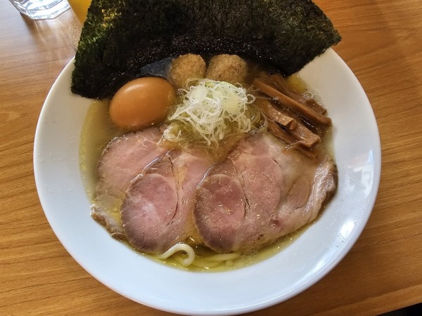 「全部のせ塩らーめん（燻製たまご）　1380円」@しののめヌードルの写真