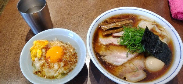「醤油特製らぁ麺、名古屋コーチン玉子かけご飯」@らぁ麺 すぎ本の写真
