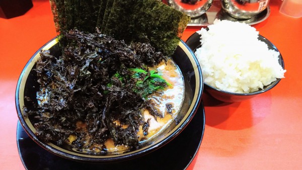 「ラーメン(味濃いめ･麺硬め)+海苔･岩海苔･ライス」@横浜家系ラーメン 志田家 蒲田店の写真
