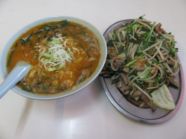 「ごまみそらーめん（８８０円）＋レバニラ炒め７７０円」@まこと食堂の写真