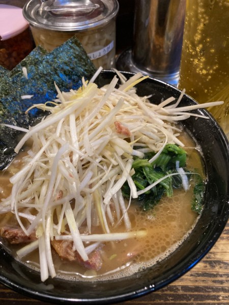 「ネギチャーシュー白」@家系ラーメン クックらの写真