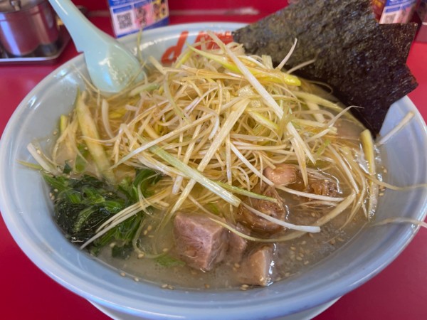 「塩 ネギラーメン 中盛   TPネギトリプル コロチャー」@山岡家 狭山店の写真