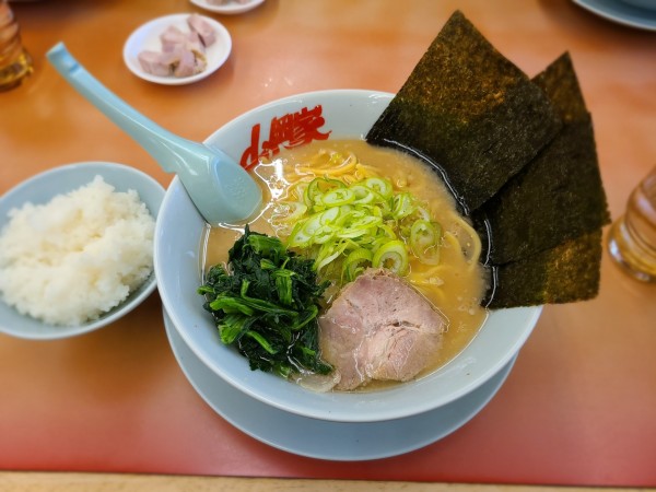 「醤油ラーメン」@ラーメン山岡家 熊谷店の写真