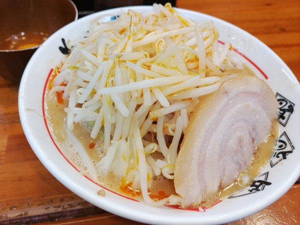 「ミニラーメン(豚一枚) 生卵 ラー油」@ちばから 郡山店の写真
