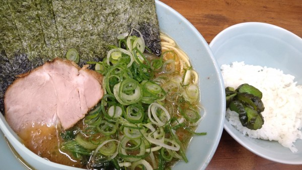 「ラーメン並盛（カタメ、濃い目、多め）、ネギ、海苔」@横浜ラーメン 武蔵家 成増店の写真