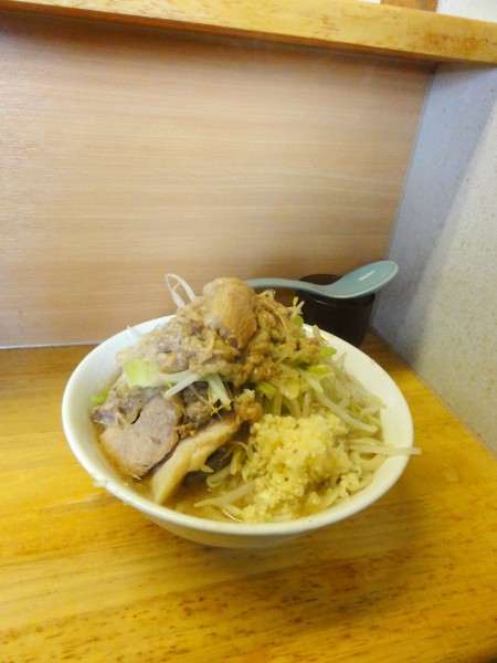 「小750円全部豚190円生卵50円！」@ラーメン二郎 立川店の写真